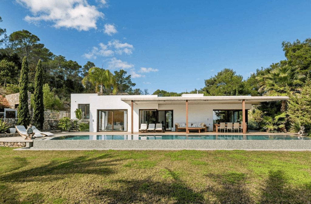 Luxury Villa with Tourist License for Sale Luxury Villa with Tourist License for Sale